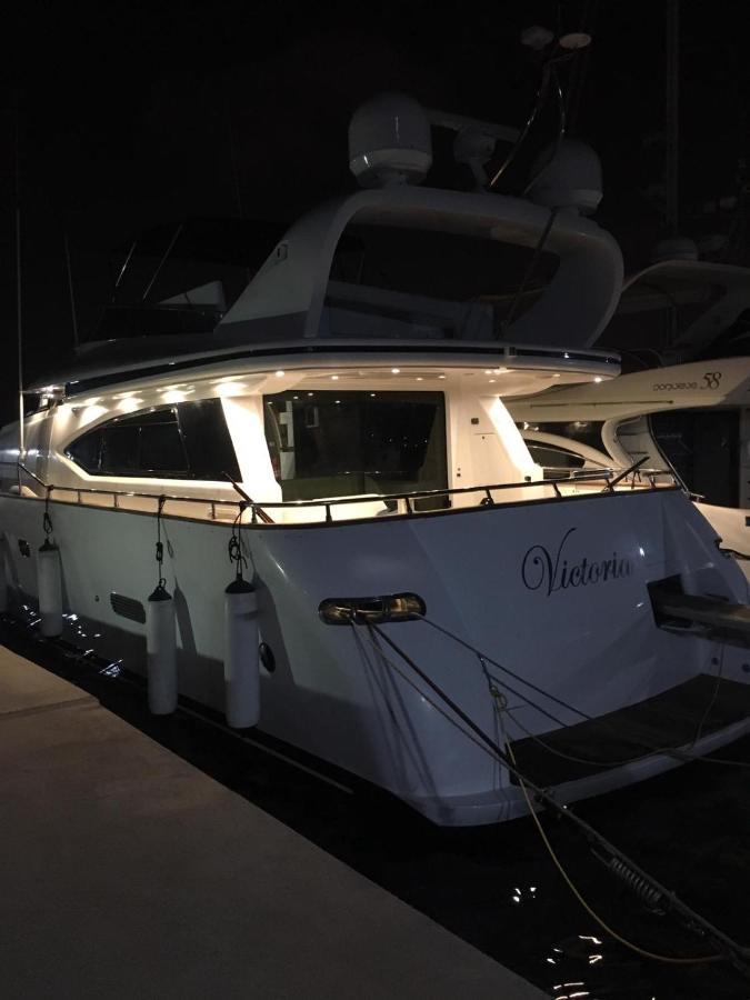 Yacht 20Metros Hotel Sant Adria de Besos Exterior photo